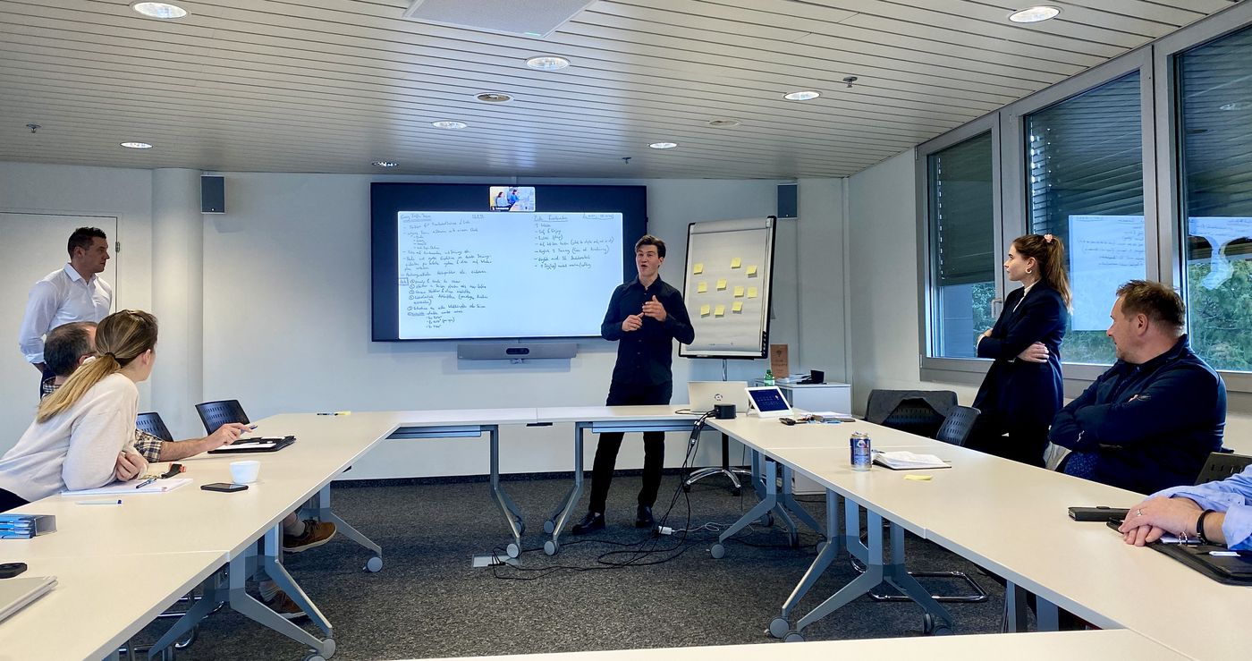 David Hablützel in einem High-Performance-Workshop mit einer Gruppe